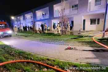 Seniorenflat tijdelijk onbewoonbaar door brandende frietketel: bewoner en hond ongedeerd