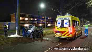 112-nieuws: autobrand in Geldrop • wagen botst tegen boom in Oss - Omroep Brabant
