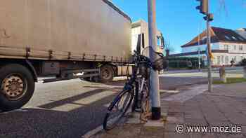 Unfall Lkw und Fahrrad: Lkw-Fahrer in Rathenow übersieht Radfahrerin – Unfallopfer schwer verletzt im Krankenhaus - moz.de