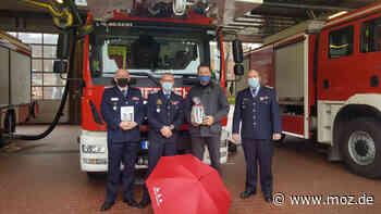 Silvester 2021: Nach Bombendrohungen und brennenden Autos – Stadt Rathenow dankt Feuerwehr und Polizei - moz.de