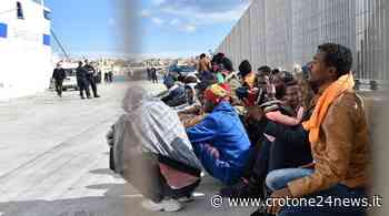 Crotone: arrestati due presunti scafisti dalla Squadra Mobile - Crotone24News.it