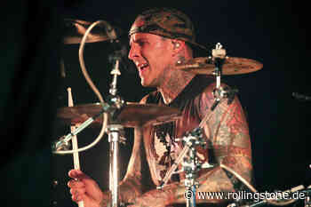So laut klingt „Easy On Me“, wenn Travis Barker Adele am Schlagzeug begleitet - Rolling Stone