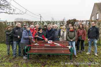 Minnestraat is twee rustbanken rijker