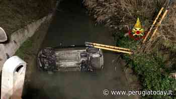 Incidente tra Foligno e Montefalco, l'auto vola nel fiume: donna intrappolata salvata dai vigili del fuoco - PerugiaToday