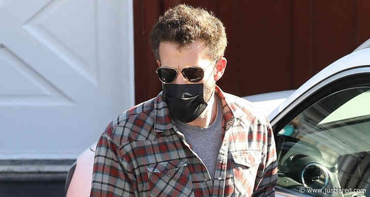 Ben Affleck Loads Up on New Books During Trip to the Store