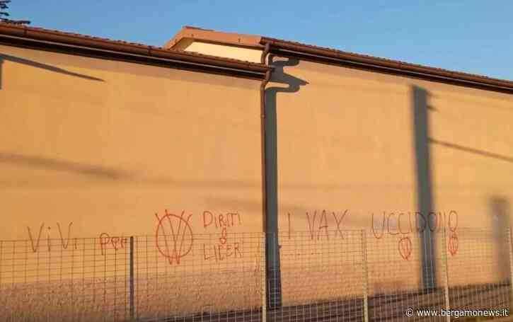 Scritte no vax sul muro del cimitero di Nembro: “Oltraggio ai nostri morti” - BergamoNews.it