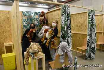 Kinderen die hier hun coronaprik komen halen moeten eerst tocht door de 'jungle' maken: “We doen er alles aan om een leuke sfeer te creëren” - Het Nieuwsblad