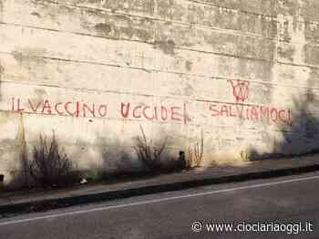 Da "no-vax" a vandali in un attimo: imbrattato il muro dell'ospedale - ciociariaoggi.it