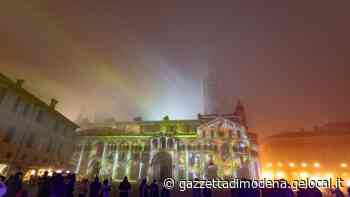 Modena, bilancio del Capodanno: cene in famiglia o con amici, botti, qualche cassonetto incendiato. Successo per il videomapping sul duomo - La Gazzetta di Modena