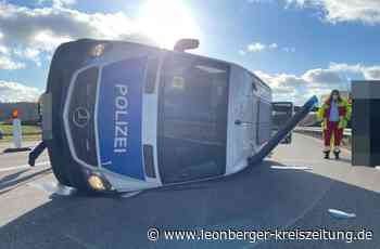 Unfall auf der B 295 bei Renningen - Polizei-Transporter kippt um - Leonberger Kreiszeitung