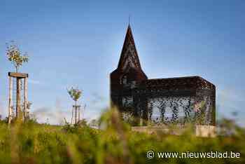 84-jarige vrouw bezwijkt tijdens wandeling aan doorkijkkerkje in Borgloon - Het Nieuwsblad