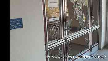 Vandalismus in Schramberg - Unbekannte brechen in ehemaliges Krankenhaus ein – mehrfach gesicherte Tür kaputt - Schwarzwälder Bote