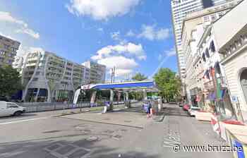 Zichtbaarste tankstation van Brussel zet in op elektrische wagens - BRUZZ