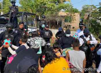 Policías llevan sonrisas a niños de Cosoleacaque y Minatitlán - Imagen del Golfo