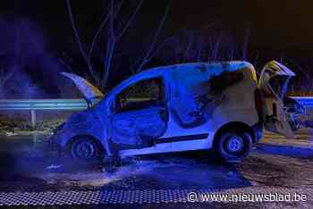 Bestelwagen brandt uit op afrit van E34 in Oelegem