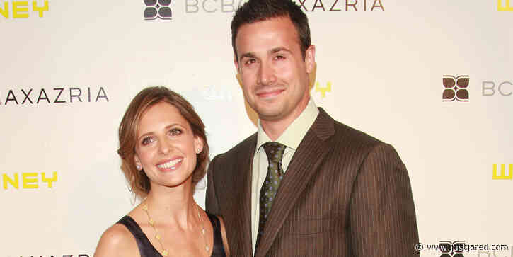 Sarah Michelle Gellar & Freddie Prinze Jr Share Sunset Kiss During Family Vacation