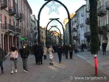 Tanta gente nel pomeriggio a Cuneo, tra negozi aperti, Trovarobe e la Befana del vigile - TargatoCn.it