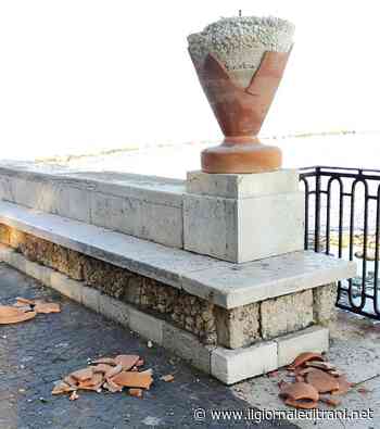 Trani, ancora vandalizzate le anfore della villa comunale - ilgiornaleditrani - Radio Bombo