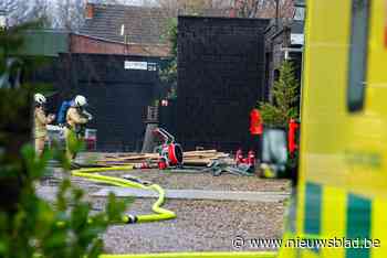 Brandweer blust brand in opslagplaats in Zonhoven