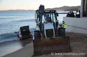 Insolite: la voiture d'un couple de retraités finit dans la mer sur une plage du Var