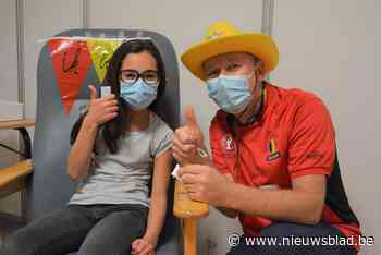 Muziek, ballonnen en mascottes: kinderen krijgen eerste prikje in feestelijk vaccinatiecentrum