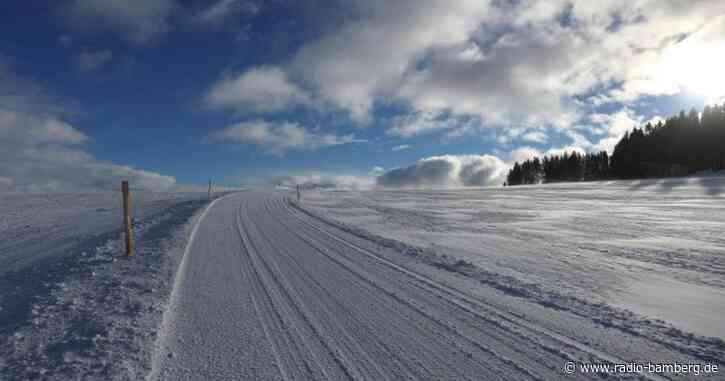 Schnee sorgt für Verkehrsprobleme: Lastwagen stecken fest
