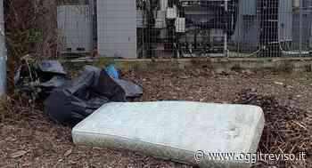 Ecofurbi abbandonano materasso a due passi dal cimitero di Oderzo - Oggi Treviso