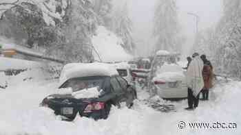 22 dead after snowfall traps people in cold cars in Pakistan resort town