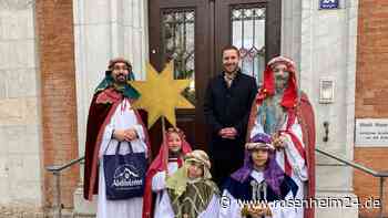 Pandemiebedingt unter freiem Himmel: Sternsinger besuchen das Rosenheimer Rathaus