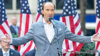 Singer Lee Greenwood shares his family's 'patriotic' snowman