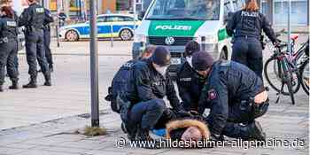 Impfgegner ziehen ohne Maske durch Hildesheim: Polizei setzt härtere Maßnahmen durch - www.hildesheimer-allgemeine.de