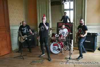 Punkband zet voor clip (met echte graaf) kasteel in Herentals ludiek op stelten