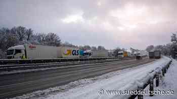 Verkehr - Bad Camberg - Schnee behindert Verkehr: Autobahnen über Stunden blockiert - Wirtschaft - Süddeutsche Zeitung
