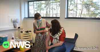 Eerste werknemers in Mol en Dessel krijgen boosterprik op het werk: "Niet meer speciaal naar vaccinatiecentrum rijden" - VRT NWS