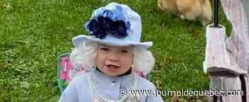 Une fillette déguisée en reine reçoit une lettre d’Elizabeth II