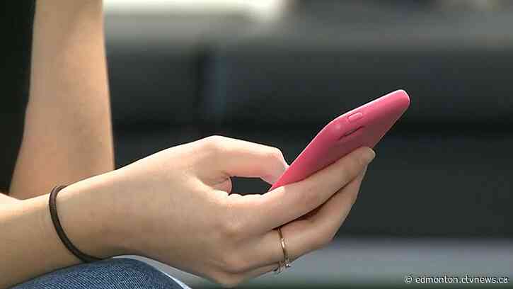 Alberta Health Link call volume soars during pandemic, COVID queries make up 65 per cent