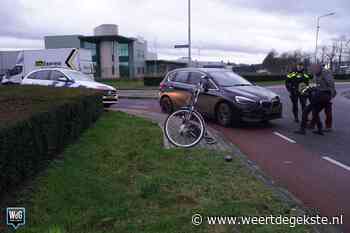 Auto en fietser botsen op rotonde Kampershoek - Weertdegekste.nl