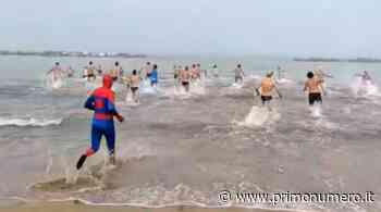 Termoli, parrucche e travestimenti da Uomo Ragno al Tuffo di Capodanno - Primonumero