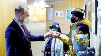 Sternsinger zu Gast im Landratsamt Neu-Ulm: Fotos vom "Heiligen Besuch" - Augsburger Allgemeine