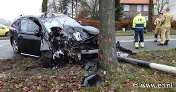Vrouw gewond bij botsing tegen boom in Oirschot, kinderen blijven ongedeerd - Eindhovens Dagblad