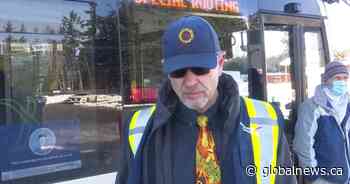 Comox, B.C. ‘Flowerman’ and crew strike again with random acts of shovelling kindness - Global News