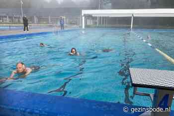 Zwemmen bij 8 graden in De Leemdobben in Vries, het enige openluchtzwembad in het Noorden dat nog open is. 'Frisjes, maar zooo lekker' - Groninger Gezinsbode