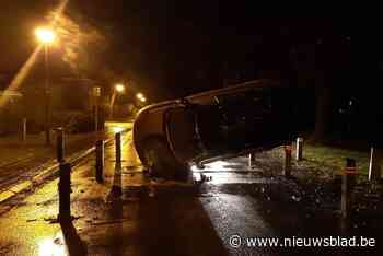 Auto belandt op zijkant na aanrijding met paaltje