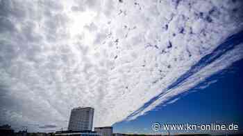 Direkt an den Strand: Auto „fliegt“ über Promenade in die Warnemündener Dünen
