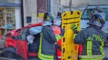 Lecco, auto fuori controllo investe una passante e finisce in un negozio: ferite 4 persone - IL GIORNO
