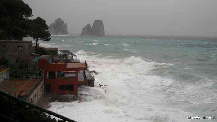 Forte vento a Capri spinge traghetto su ponteggio mobile - Ansa
