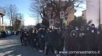 In coda fin dall'alba per fare il vaccino all'hub dell'Open Day. Qualche tensione e parole grosse per il rispetto della fila - Corriere Adriatico