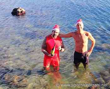 Bagno natalizio nel mare di Trani: Mimmo e Michele rispettano la tradizione - ilgiornaleditrani - Radio Bombo