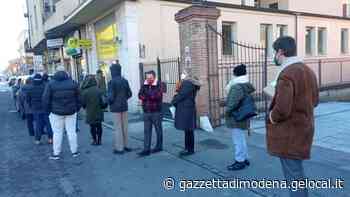 Poste, in tutta Modena lunghe code al gelo: «Tra Covid e tagli si è toccato il fondo» - La Gazzetta di Modena