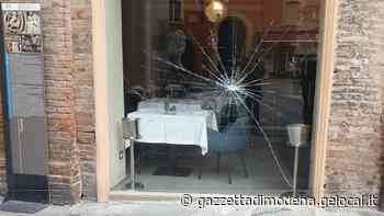 Modena, corso Duomo: invita alla calma due ragazzi E quelli gli spaccano la vetrina - La Gazzetta di Modena